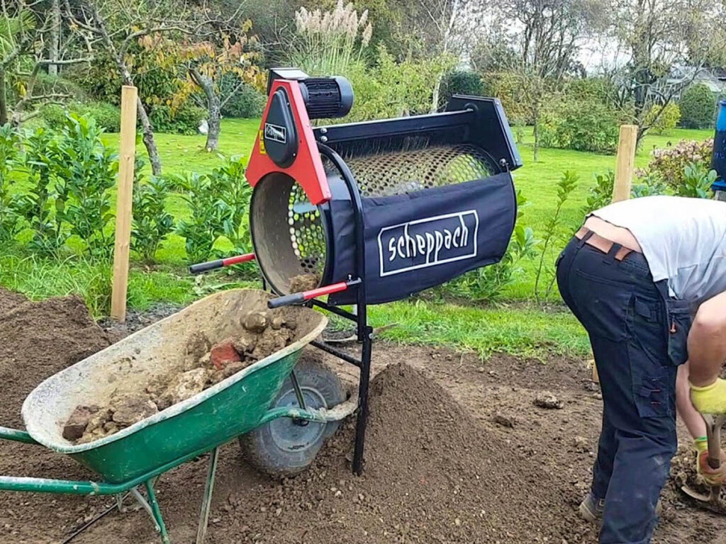 Buscar ayuda con el cribado de tierra es fundamental