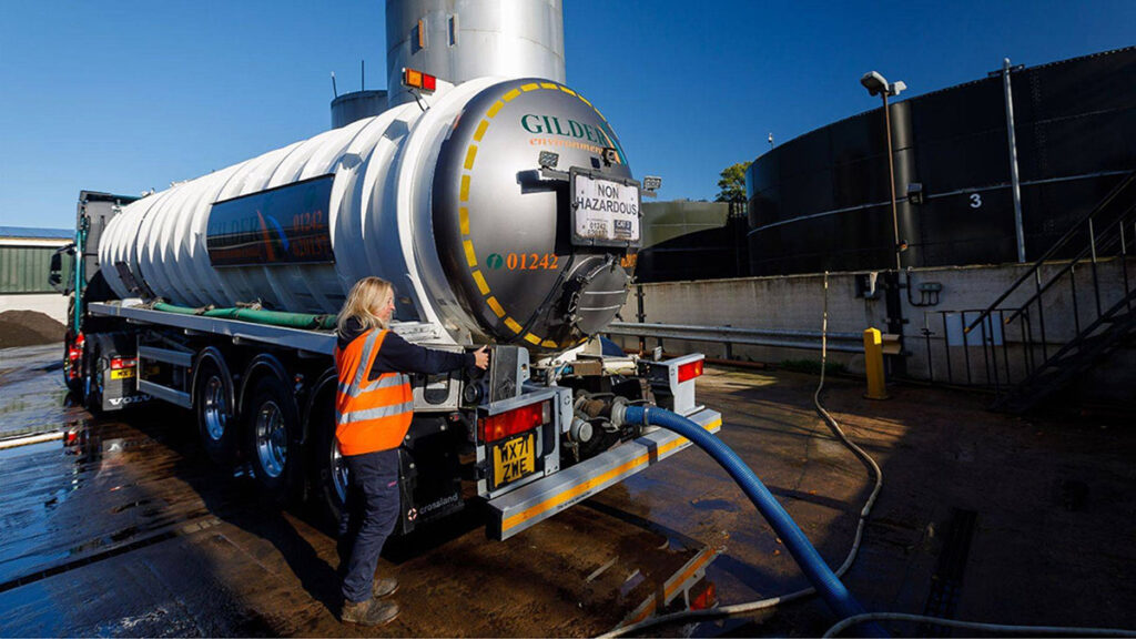 Qué es un camión cisterna para residuos líquidos y para qué se usa