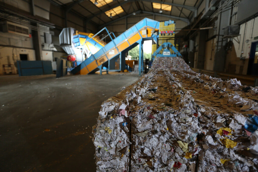 Contenedores mal etiquetados, llenos o inadecuados