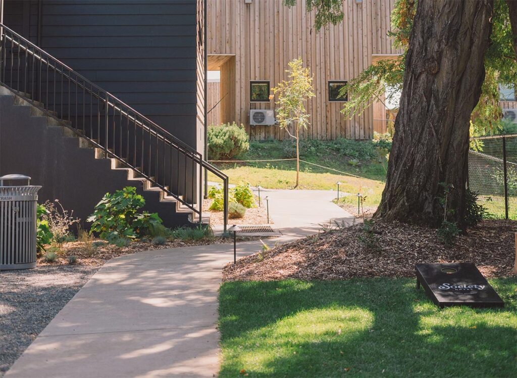 En una vivienda con jardín, cuidado con culpar directamente al árbol