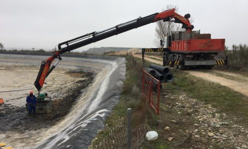 Máquina limpiando pantano