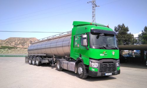 Cuba de agua en camión